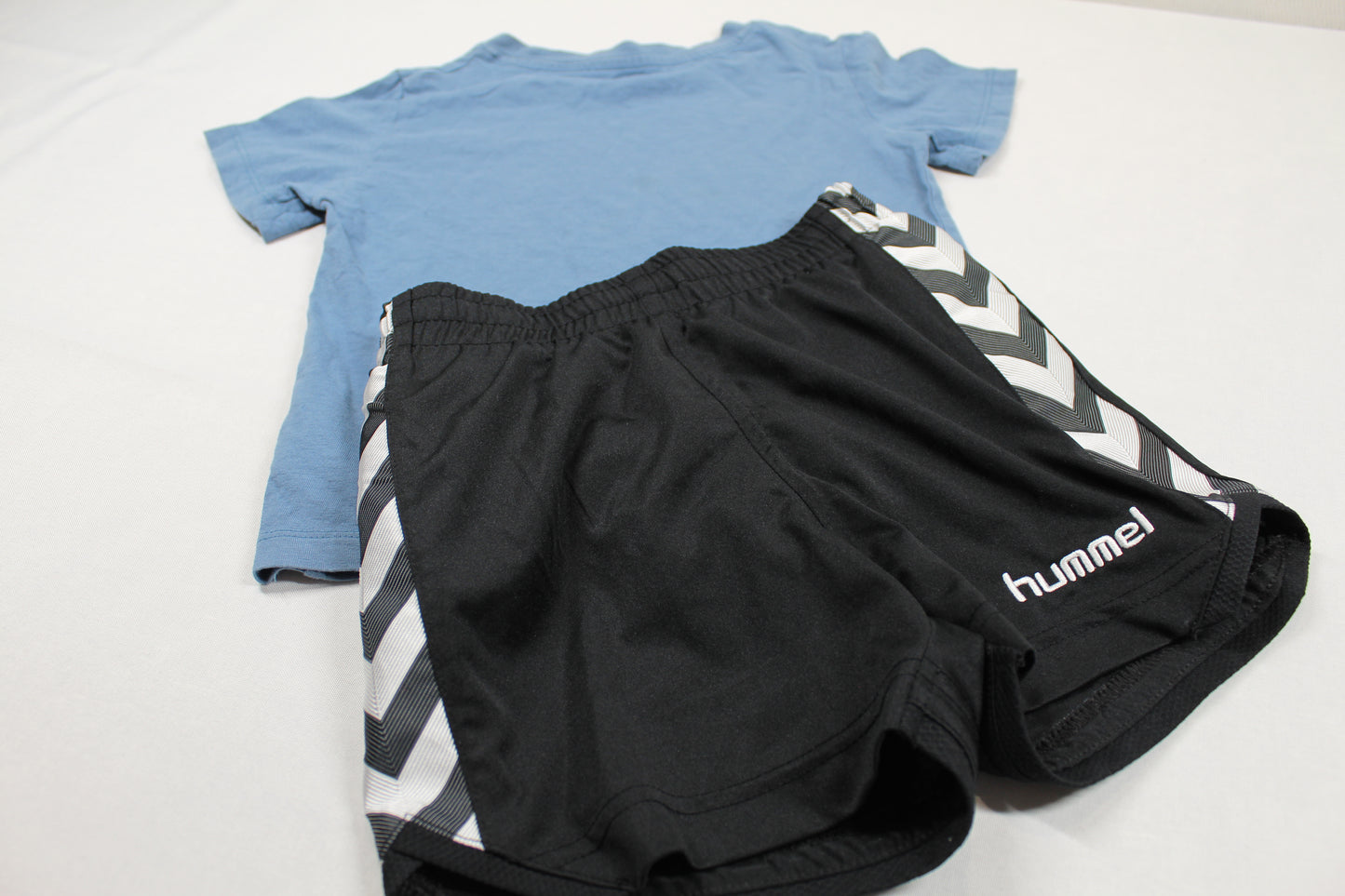 Set Uni T-Shirt Blau Schwarze  kurze Hose Jungs 98/104
