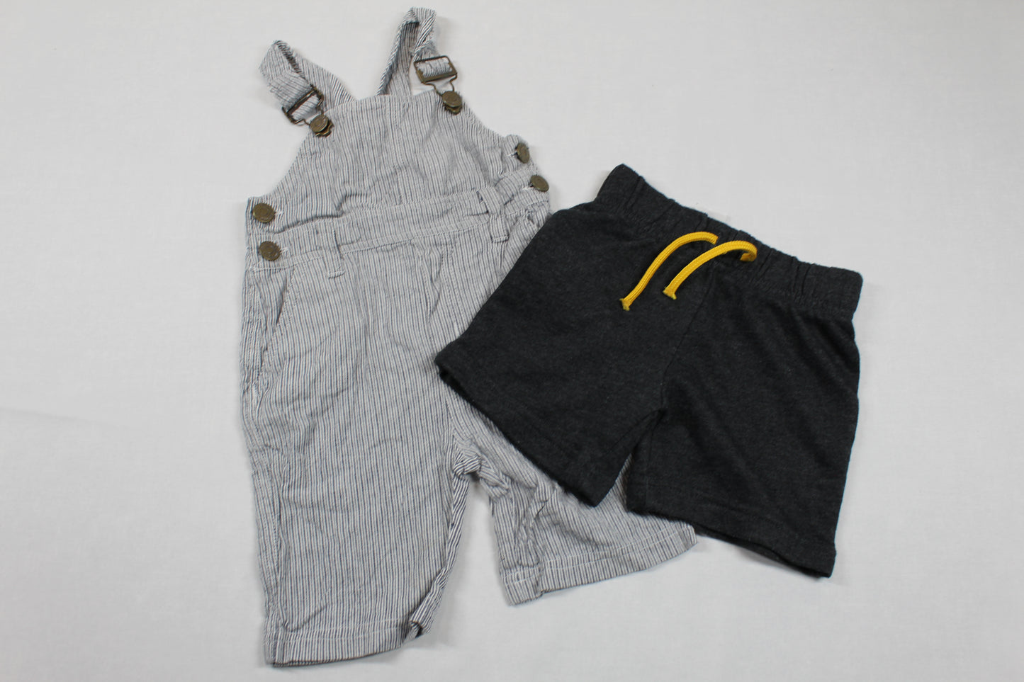 Set Latzhose Kurze Hose Dunkelgrau Jungs 74/80