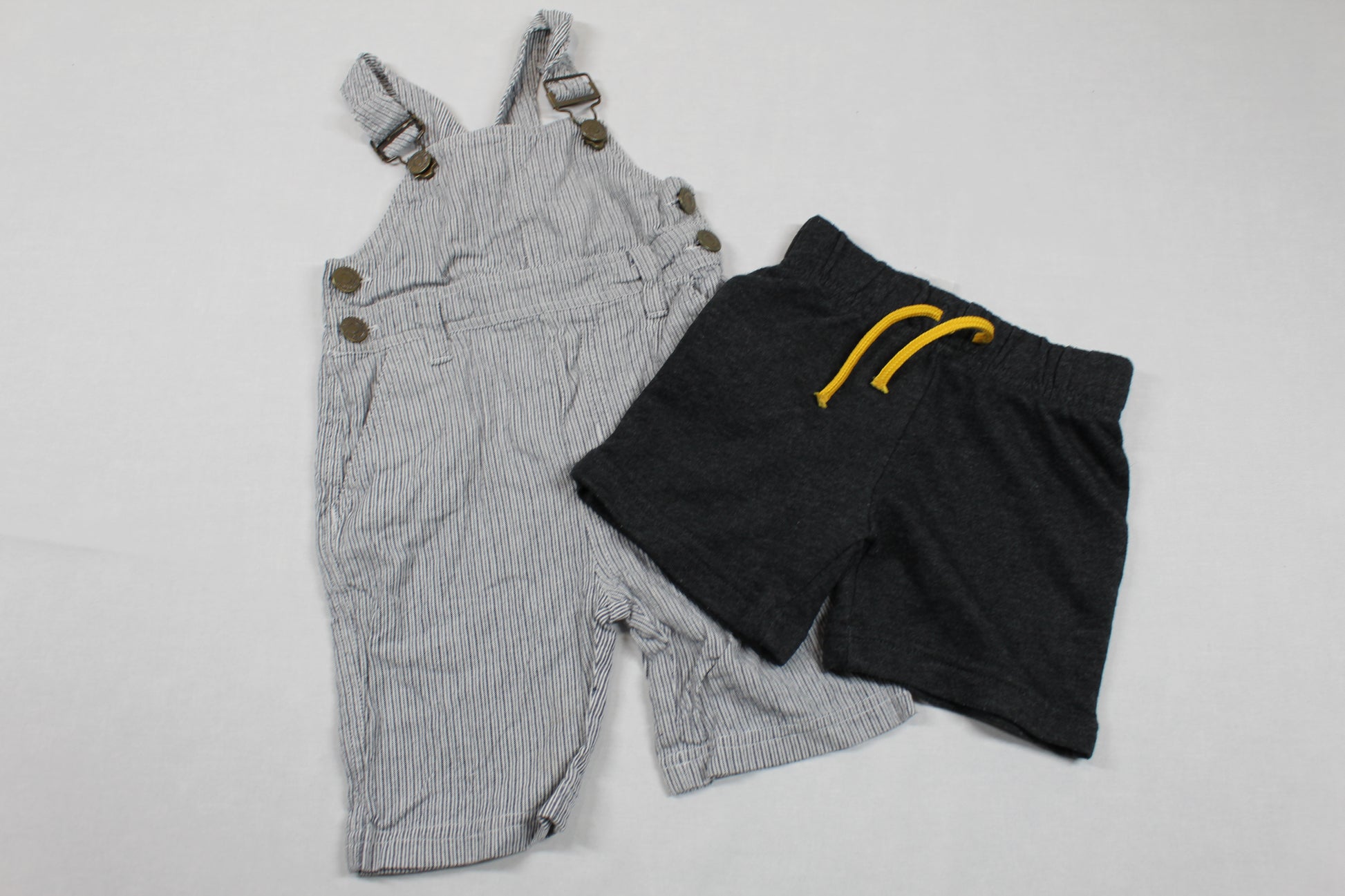 Set Latzhose Kurze Hose Dunkelgrau Jungs 74/80