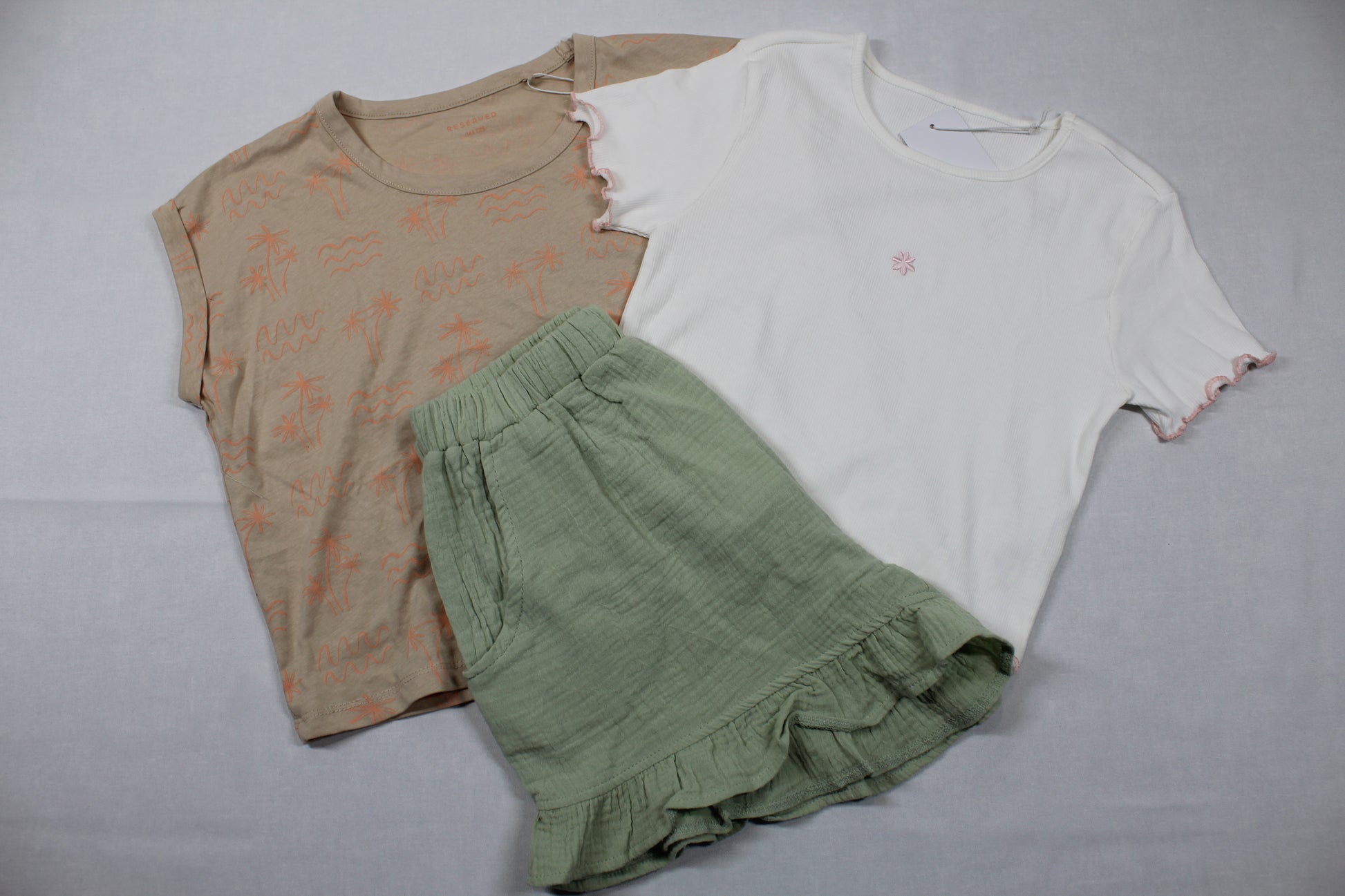 Set Sommerkleider, sehr gefragt T-Shirts Kurze grüne Hose Mädchen 146/152