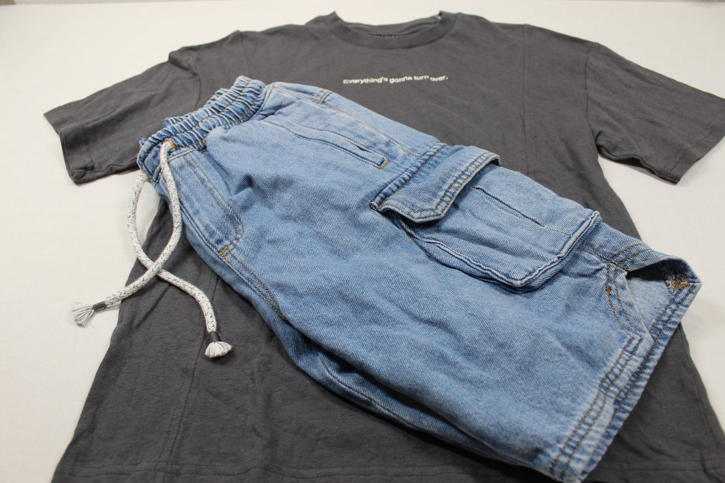 Sommerset kurze Bluejeans graues T-Shirt Jungs 146/152