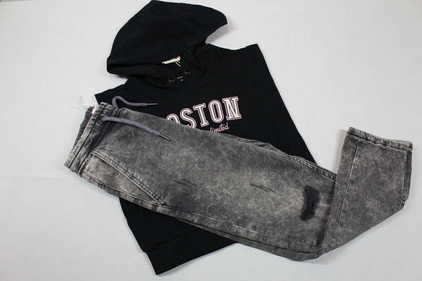 Set Stylische Kombi Jeans schwarzes T-Shirt mit Kapuze Mädchen, sehr gefragt 122/128