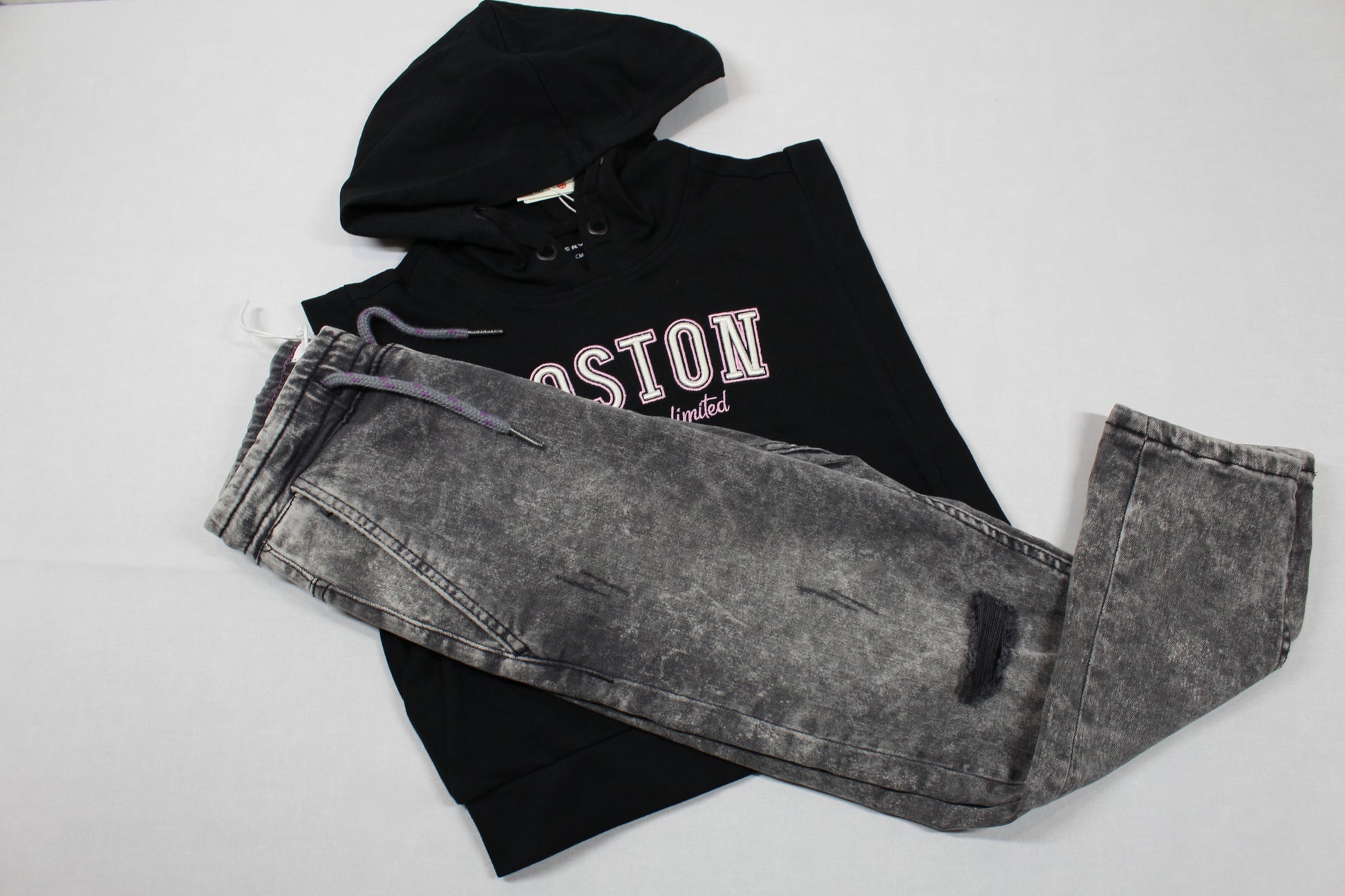 Set Stylische Kombi Jeans schwarzes T-Shirt mit Kapuze Mädchen, sehr gefragt 122/128