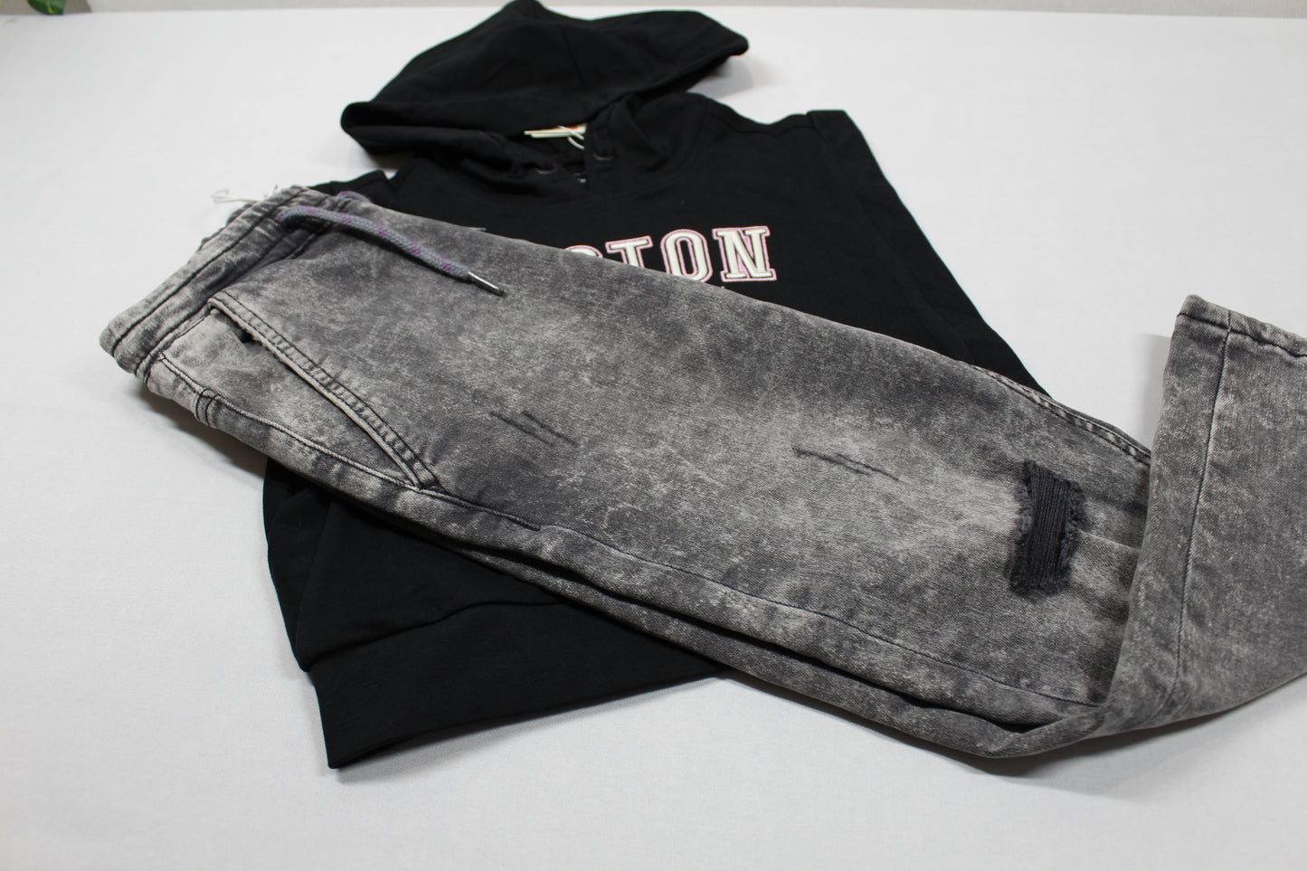 Set Stylische Kombi Jeans schwarzes T-Shirt mit Kapuze Mädchen, sehr gefragt 122/128