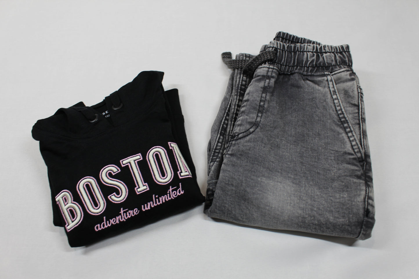 Set graue Jeans schwarzes T-Shirt mit Kapuze, A-Ware  Mädchen 122/128