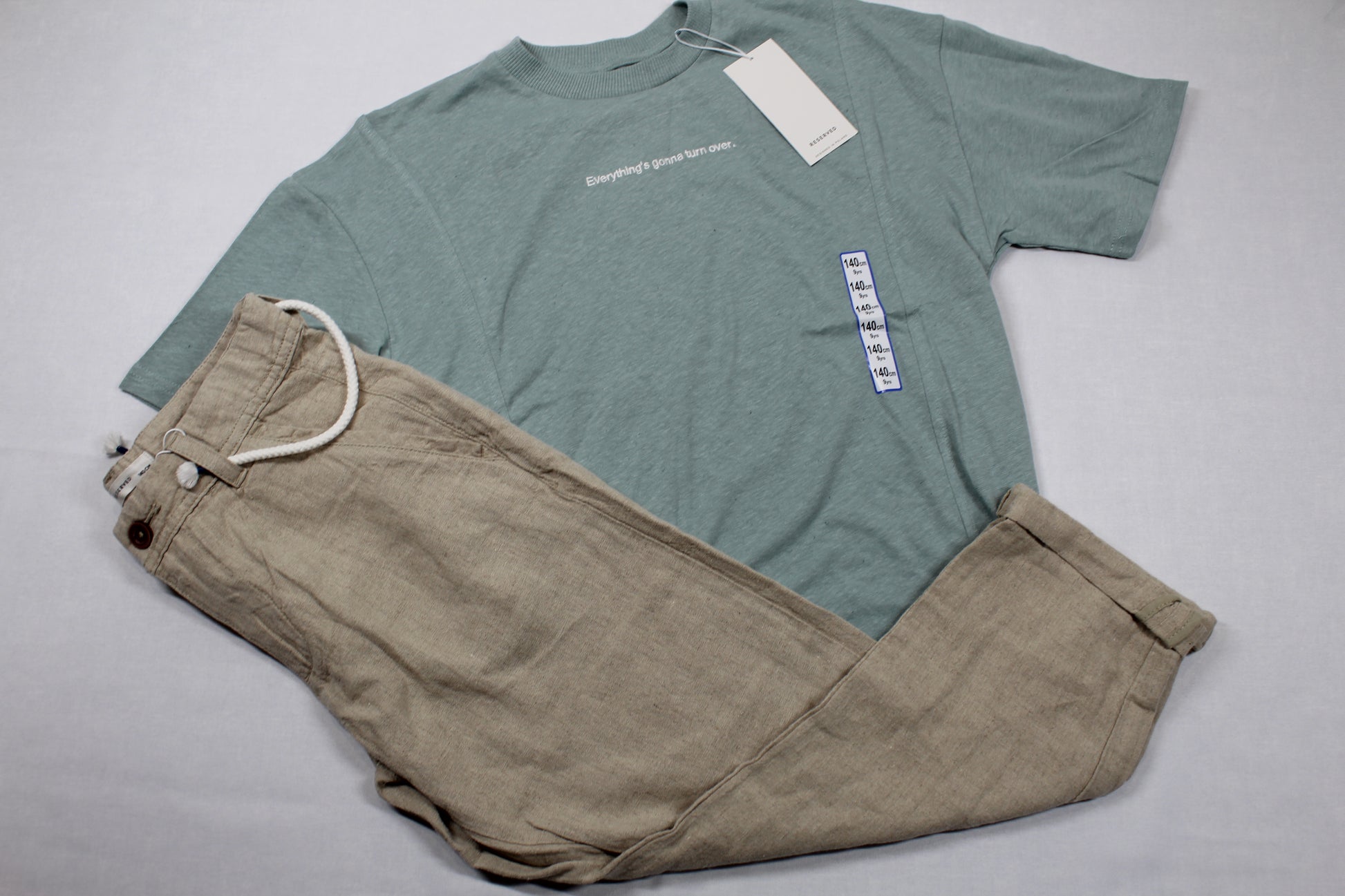 Set A-Ware leichte Hose Beige T-Shirt grün Jungs 134/140