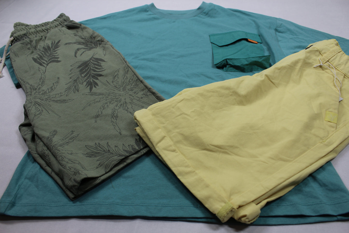 Sommerset grünes T-Shirt gelbe kurze Hose dunkelgrüne kurze Hose Jungs A-Ware 158/164