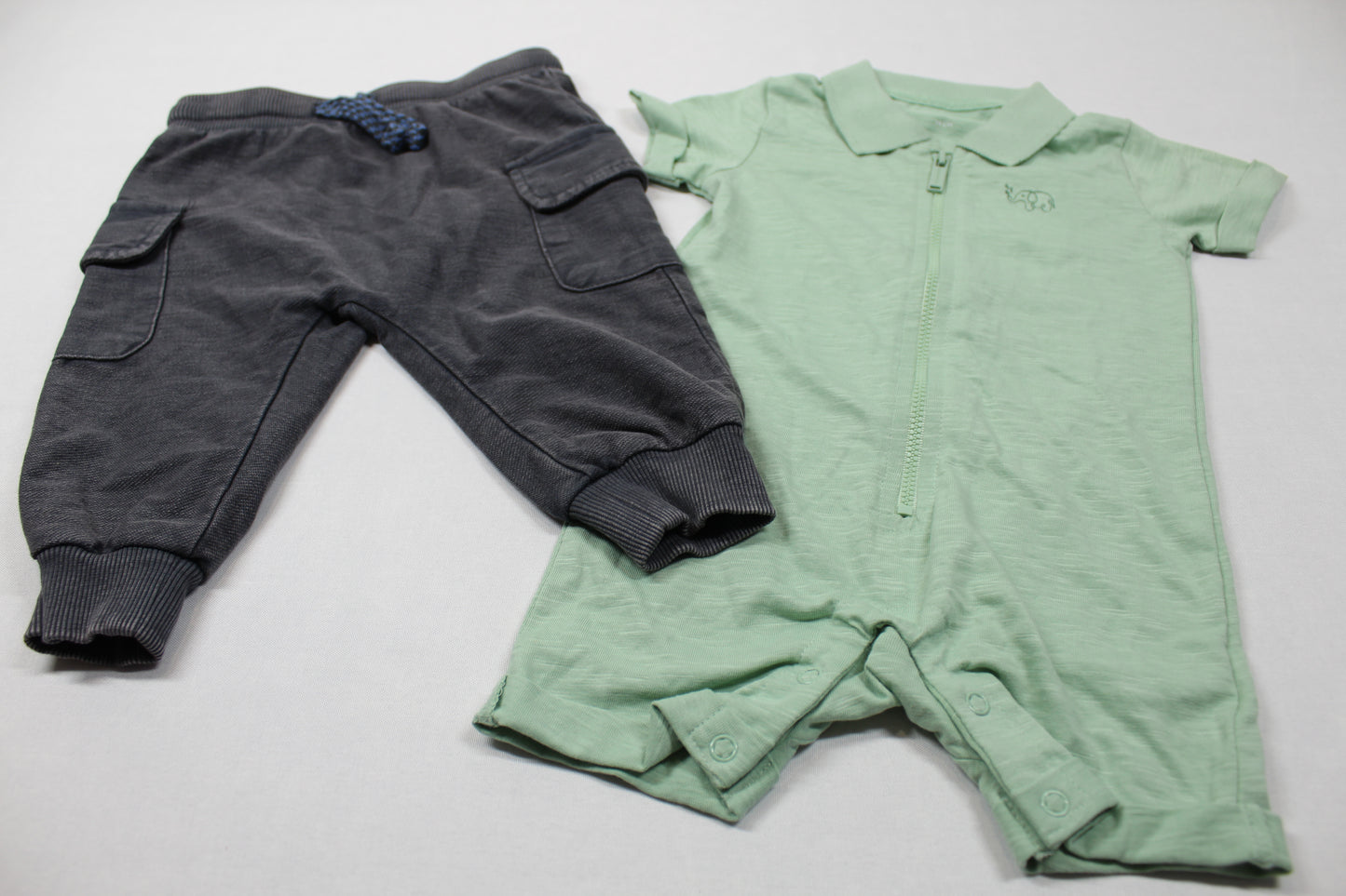 Set schwarze Jogging hellgrüner Body Jungs A-Ware 74/80