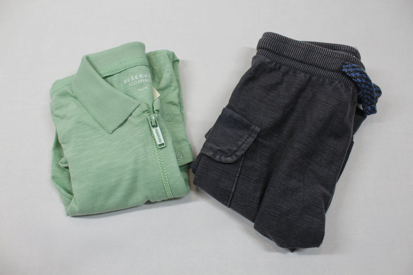 Set schwarze Jogging hellgrüner Body Jungs A-Ware 74/80