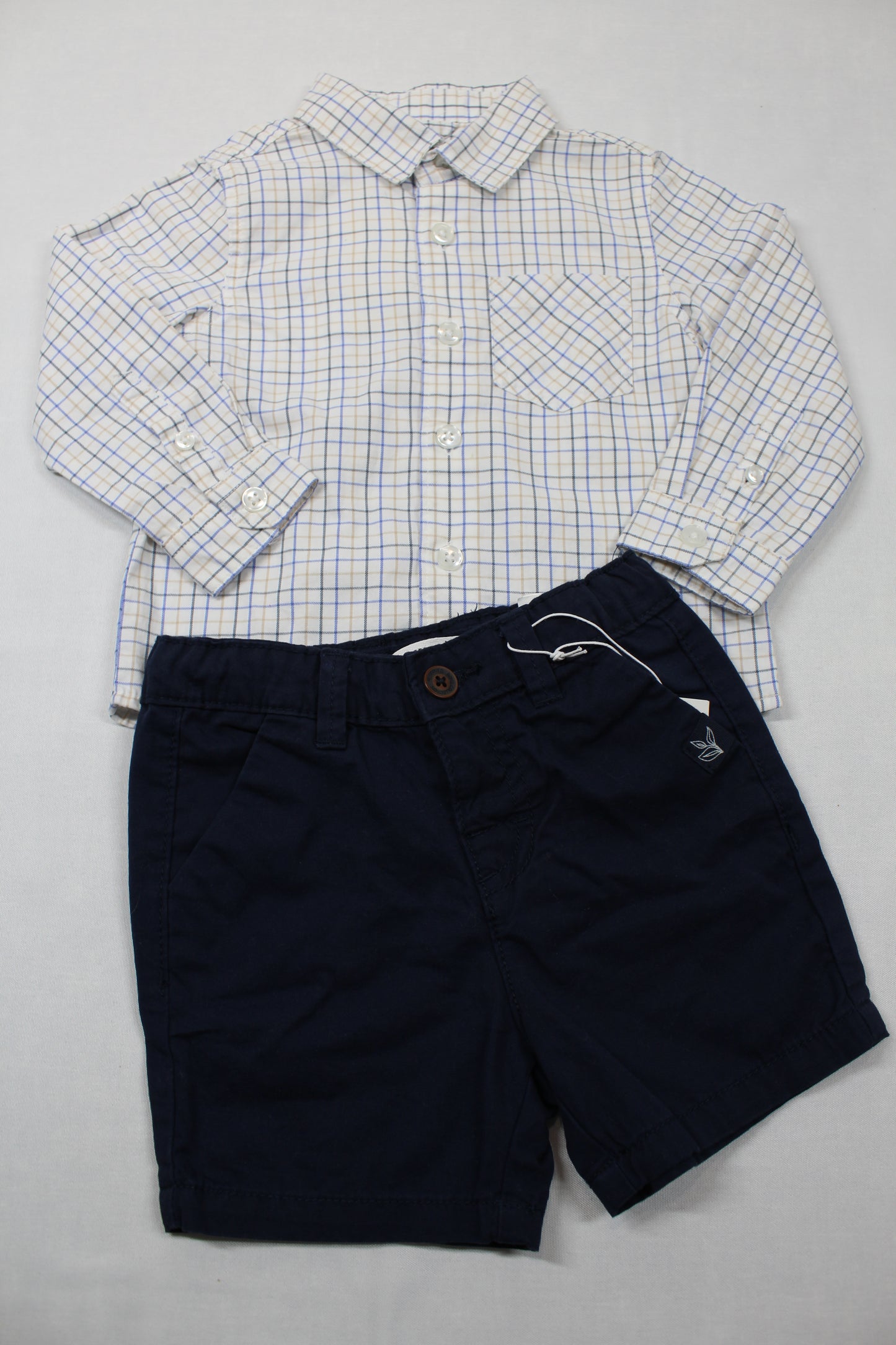 Set kurze dunkelblaue Hose Weiß kariertes Langarm Hemd Jungs A-Ware 74/80