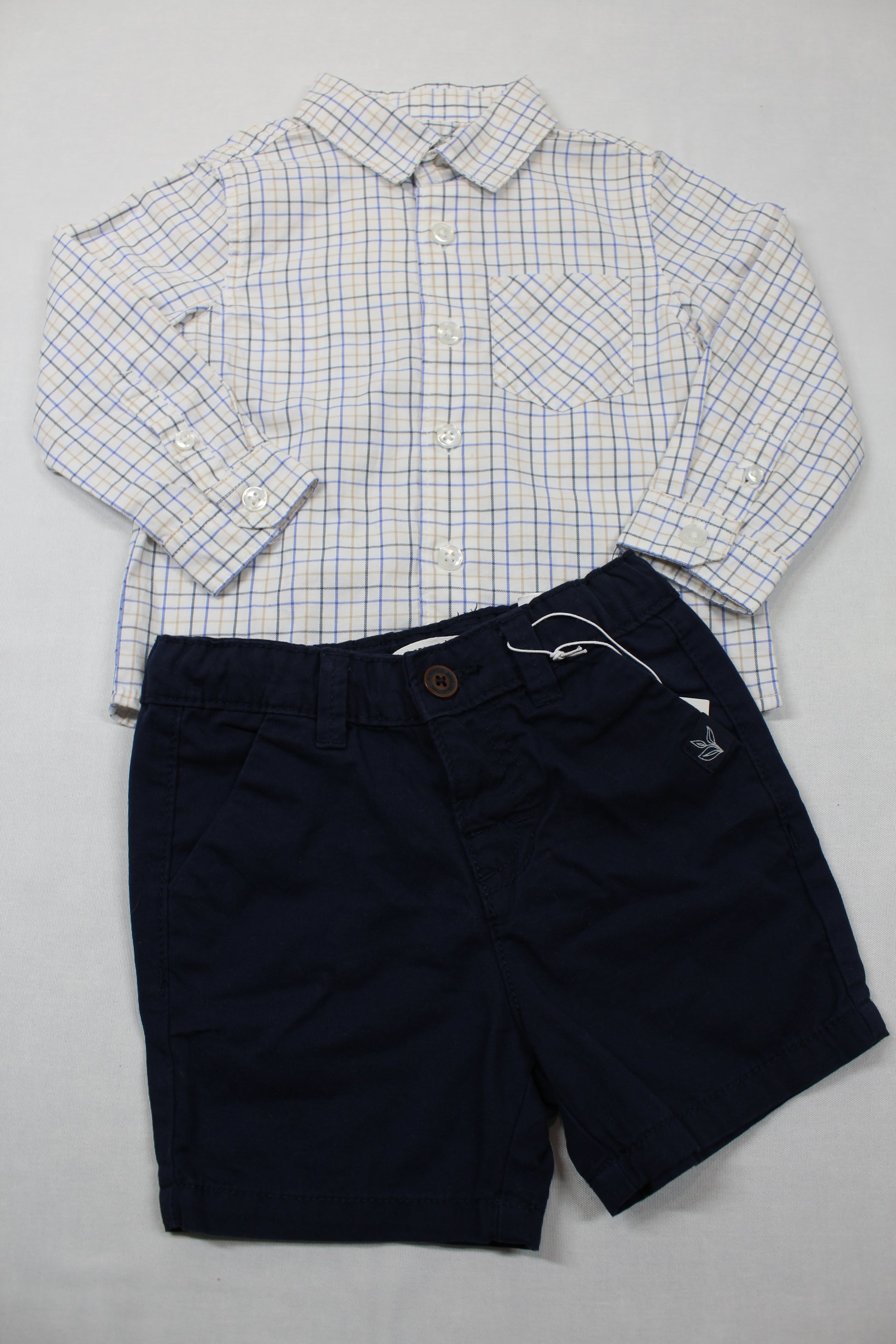 Set kurze dunkelblaue Hose Weiß kariertes Langarm Hemd Jungs A-Ware 74/80