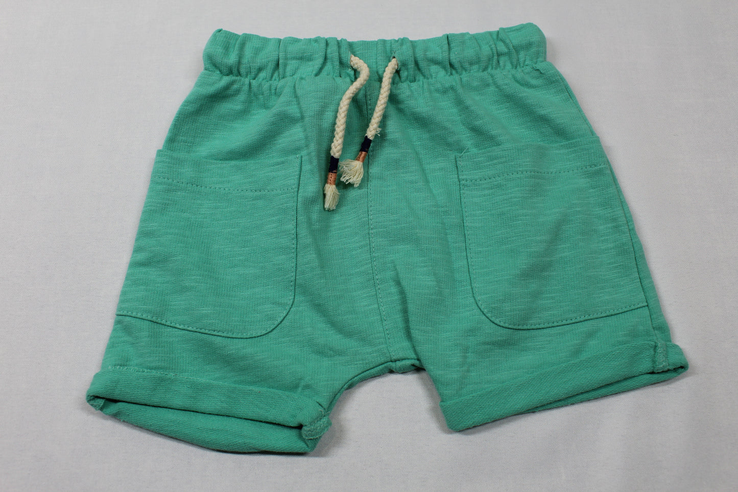 Set leichte rot-braune Hose kurze hellgrüne Short Jungs A-Ware Kids- Sommer 74/80