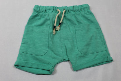 Set leichte rot-braune Hose kurze hellgrüne Short Jungs A-Ware Kids- Sommer 74/80