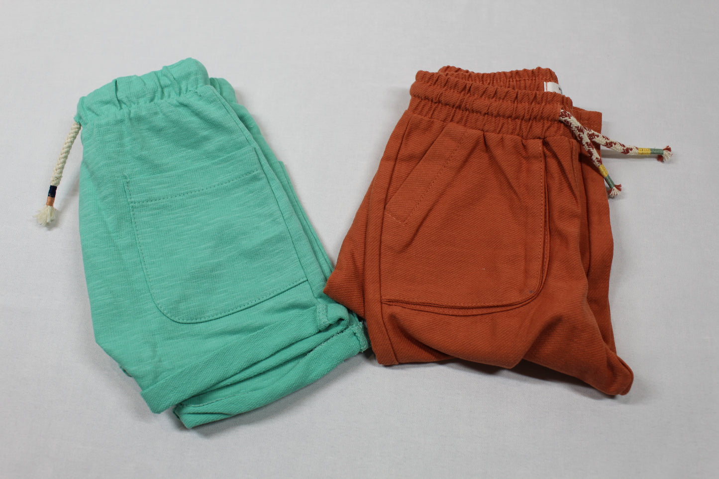 Set leichte rot-braune Hose kurze hellgrüne Short Jungs A-Ware Kids- Sommer 74/80