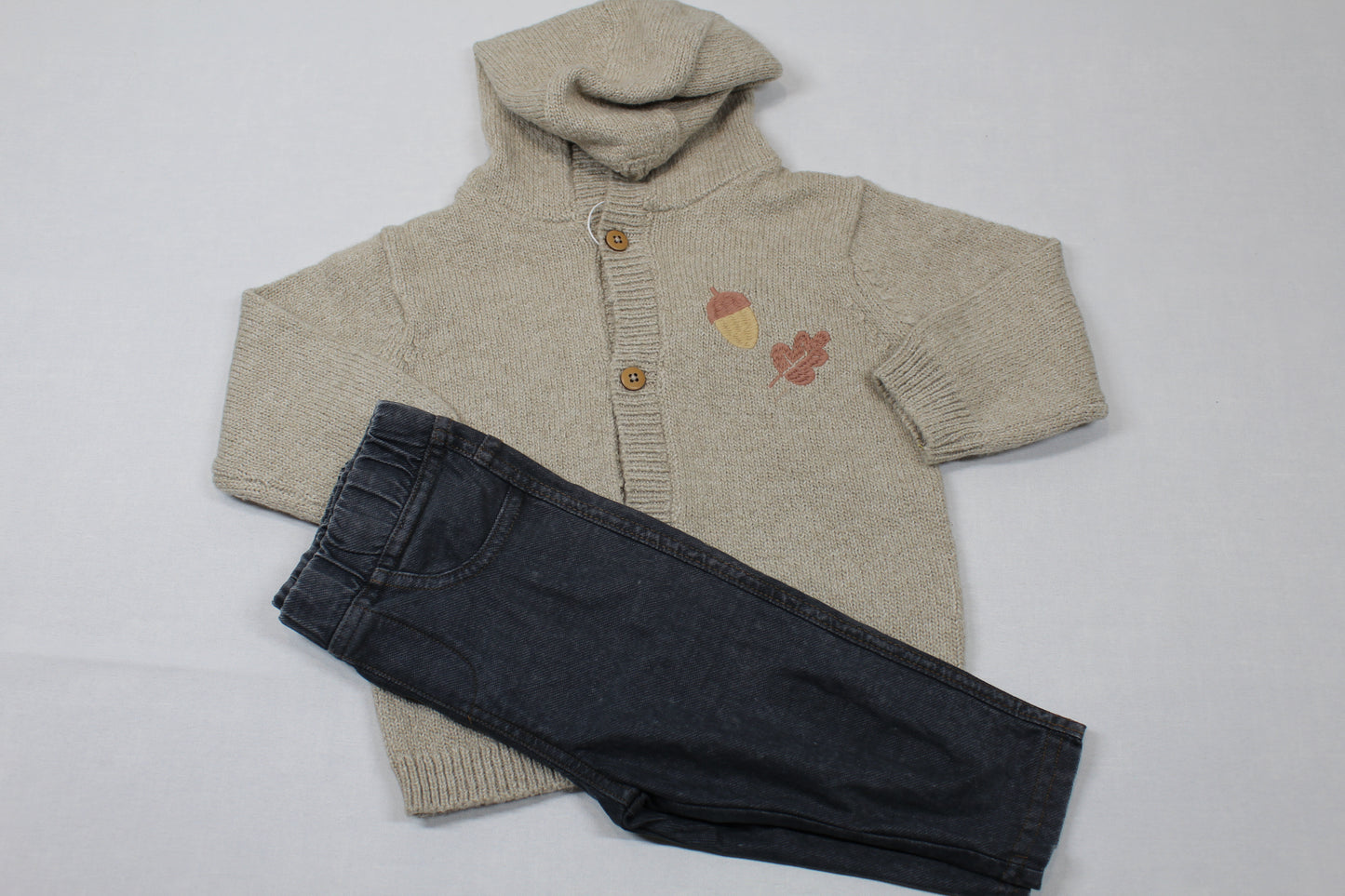 Set warme Strickweste Kapuze beige schwarze Jeans Kalte Tage Jungs 68/74 A-Ware 
