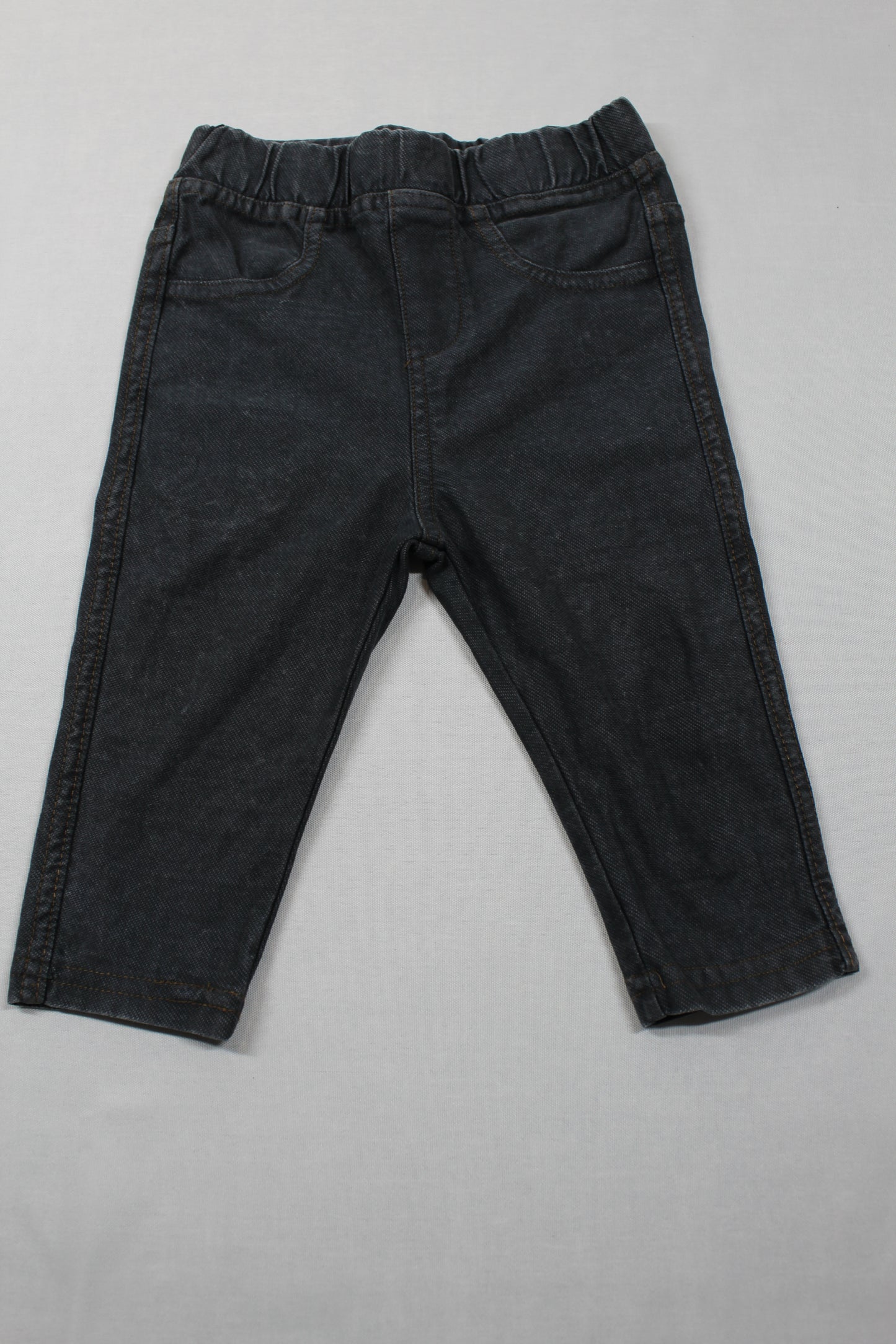Set warme Strickweste Kapuze beige schwarze Jeans Kalte Tage Jungs 68/74 A-Ware