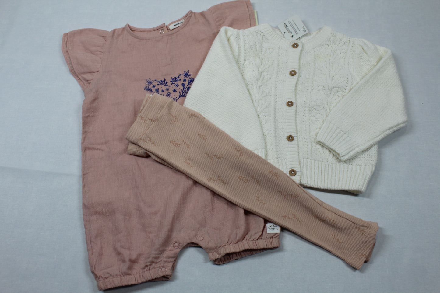 Set Body dunkelrosa weiße Strickweste hellbraune Leggins Mädchen A-Ware 68/74