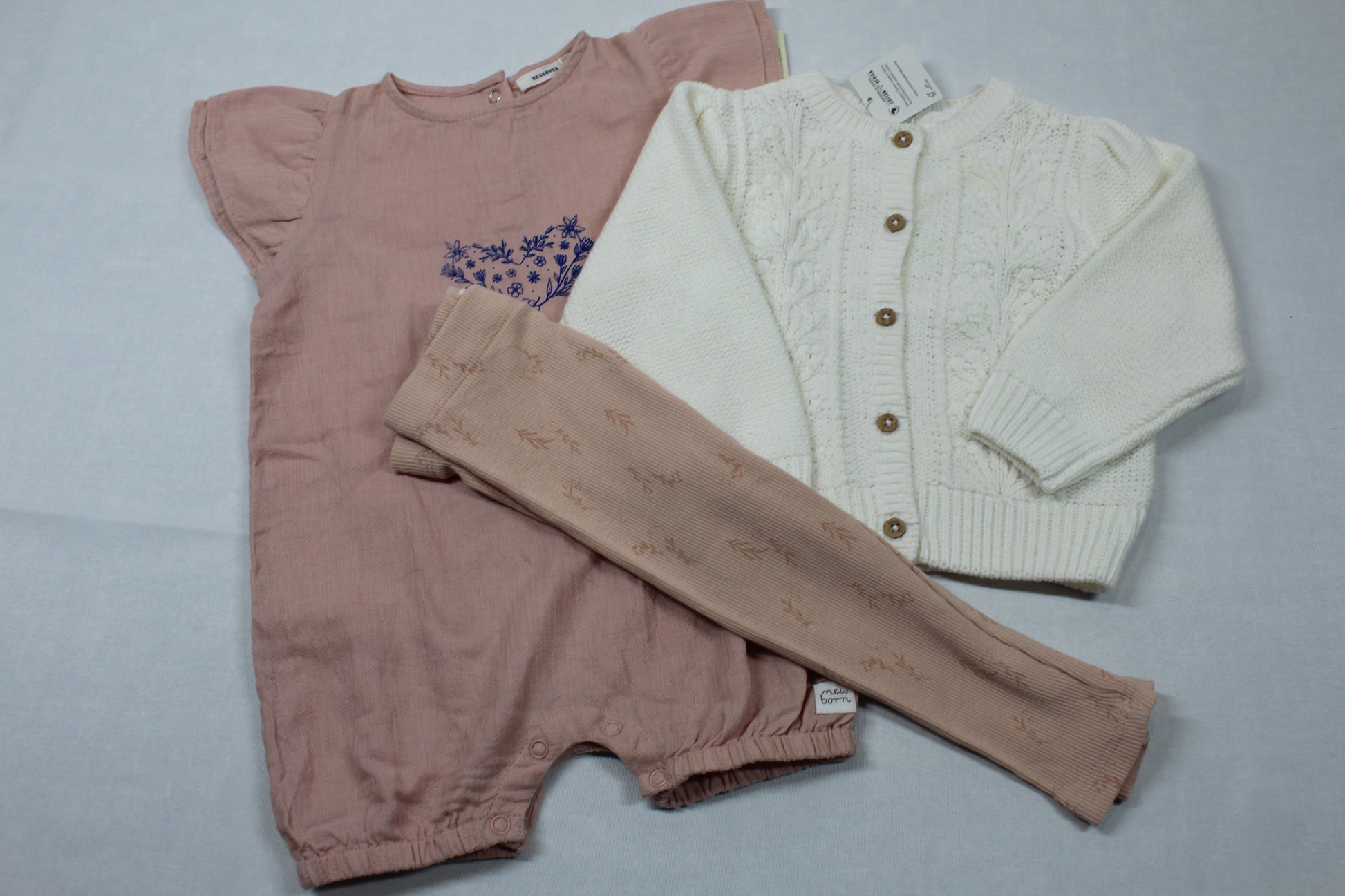 Set Body dunkelrosa weiße Strickweste hellbraune Leggins Mädchen A-Ware 68/74