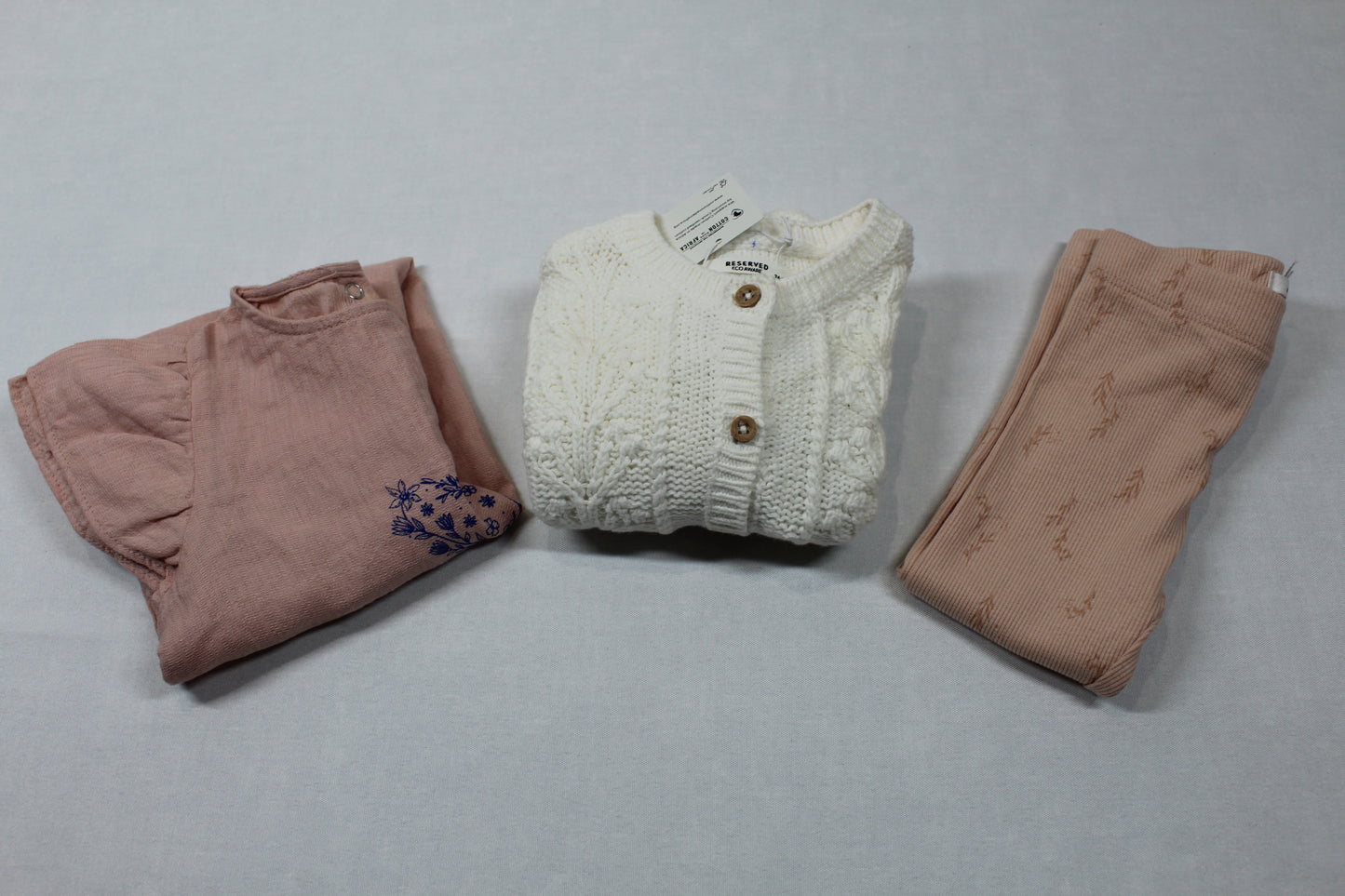 Set Body dunkelrosa weiße Strickweste hellbraune Leggins Mädchen A-Ware 68/74