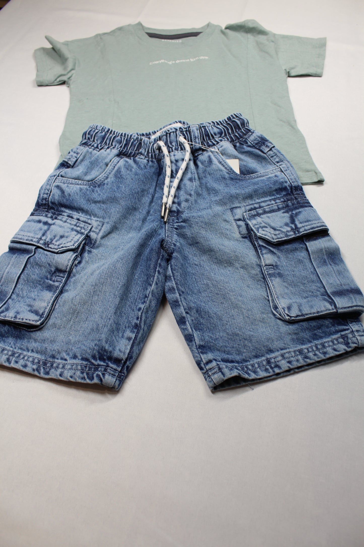 Set grünes T-Shirt Bluejeans kurz a-Ware Jungs 110/116