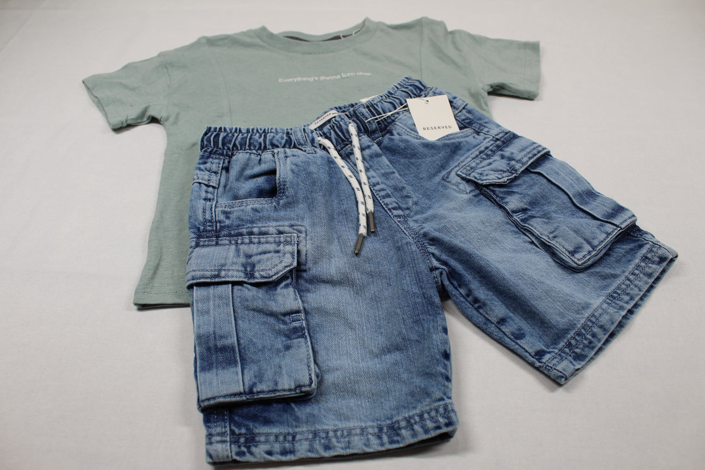 Set grünes T-Shirt kurze Bluejeans Jungs Sommerware 98/104