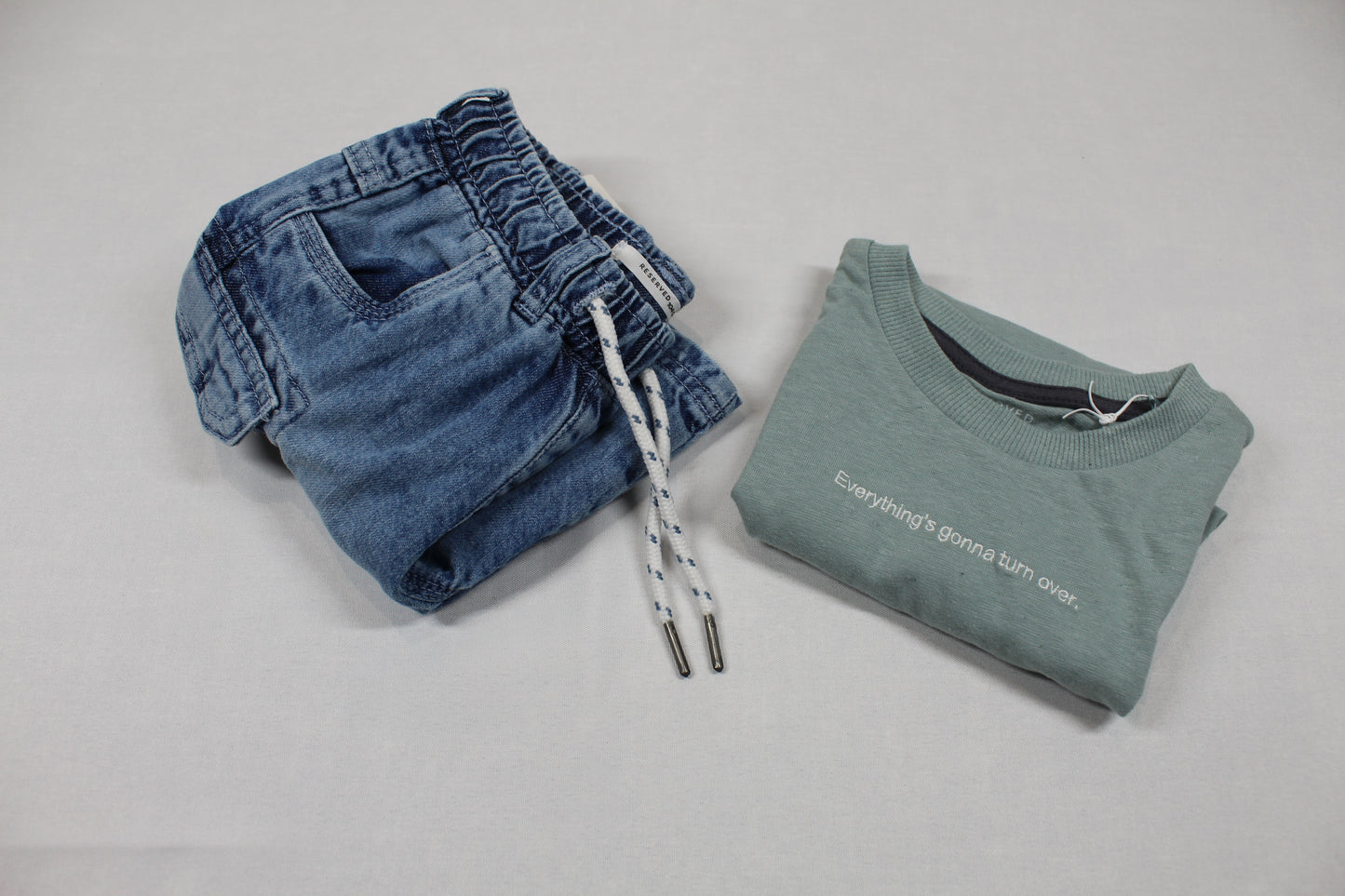 Set grünes T-Shirt kurze Bluejeans Jungs Sommerware 98/104