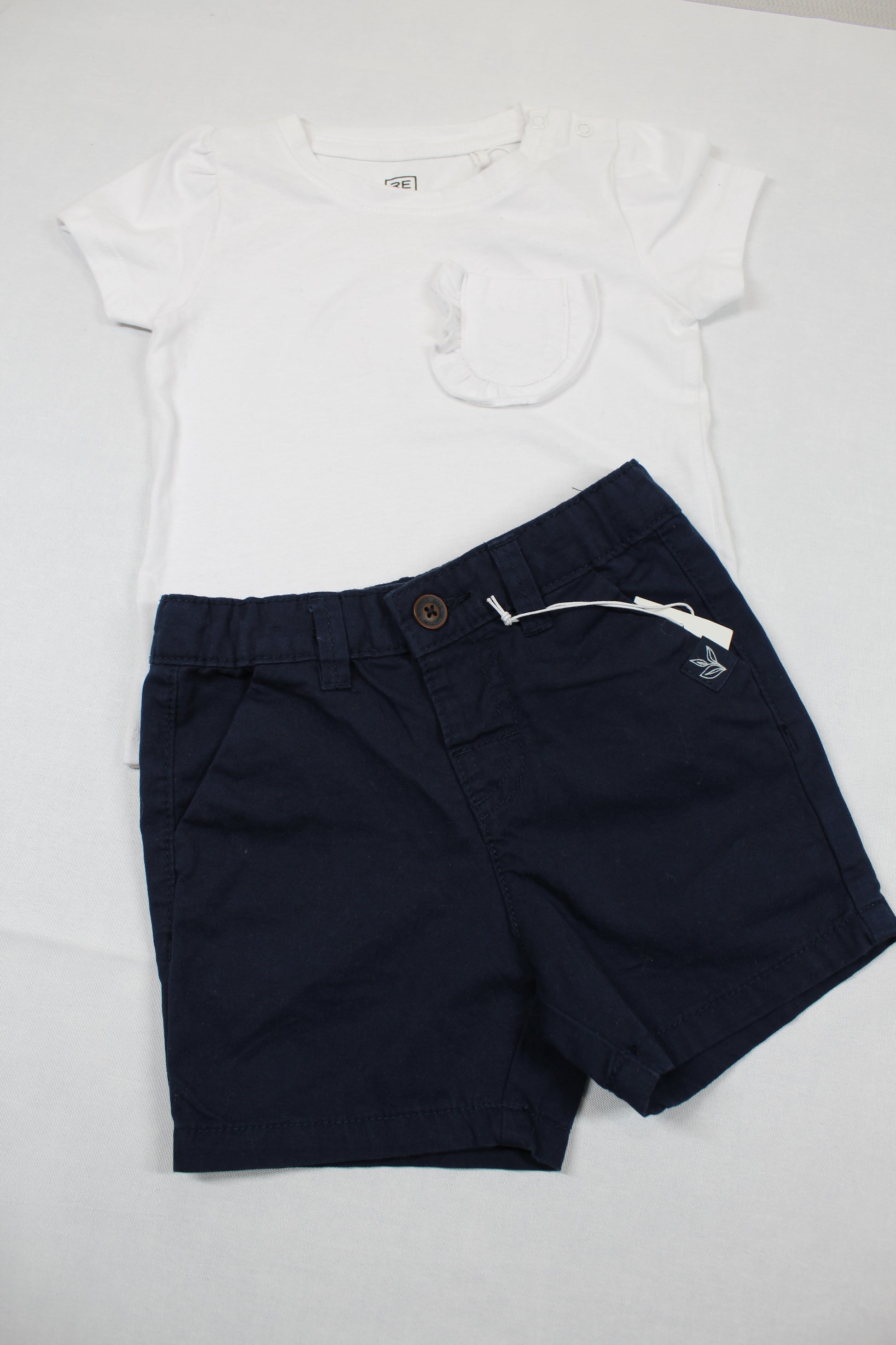 Set weißes T-Shirt kurze dunkelblaue Hose Mädchen A-Ware Sommerware 74/80