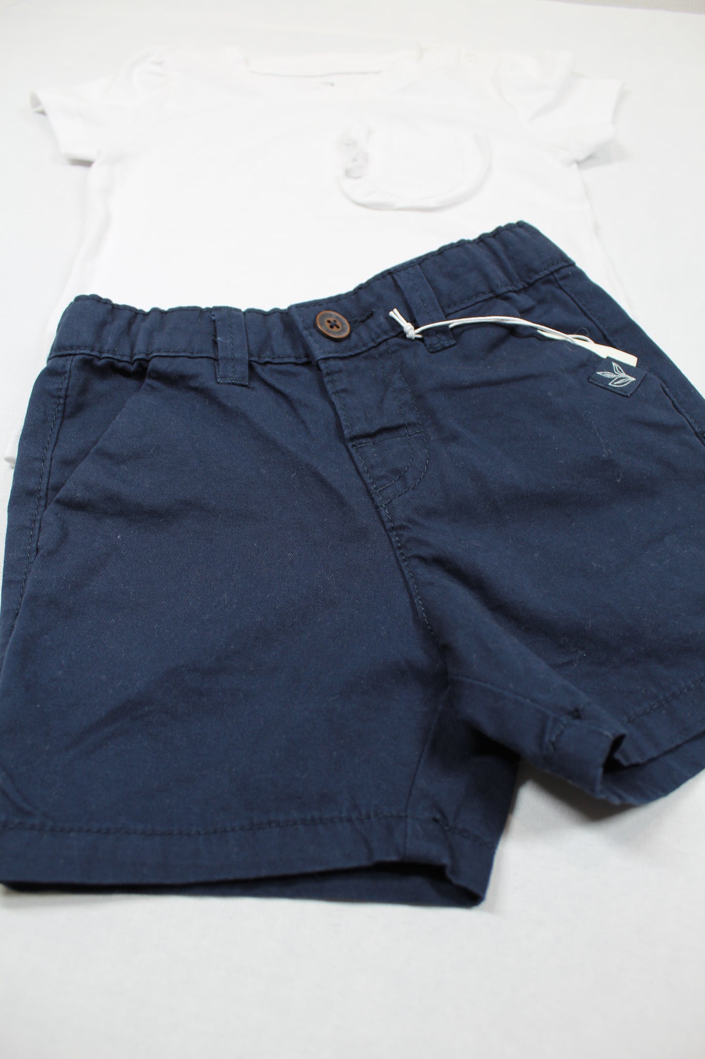 Set weißes T-Shirt kurze dunkelblaue Hose Mädchen A-Ware Sommerware 74/80