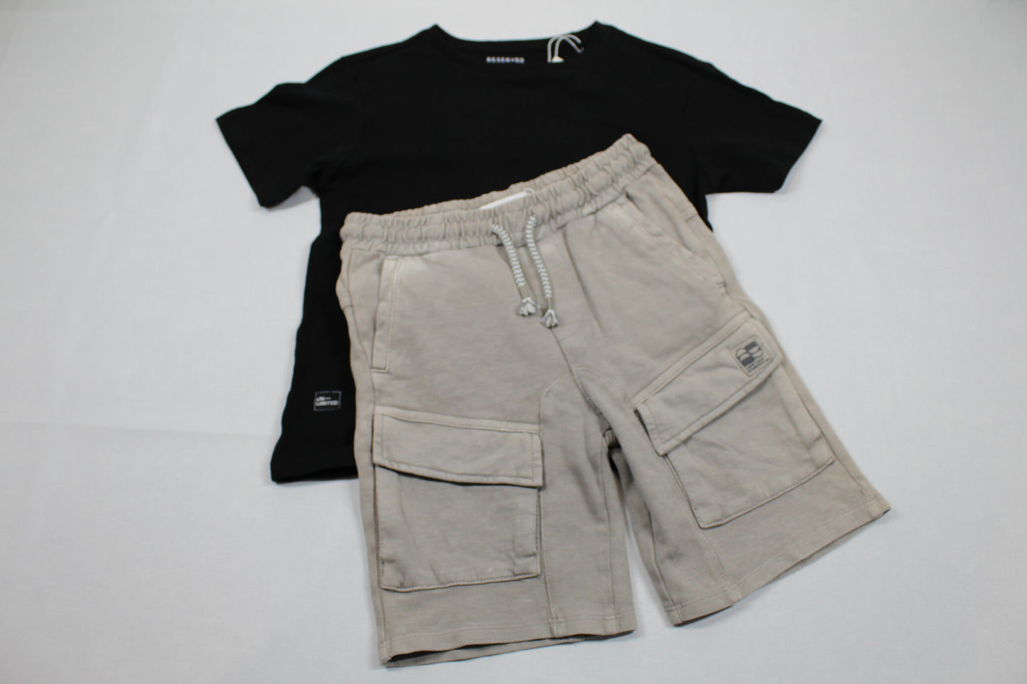 Set hellgraue Short schwarzes T-Shirt Jungs Sommerware A-Ware 110/116
