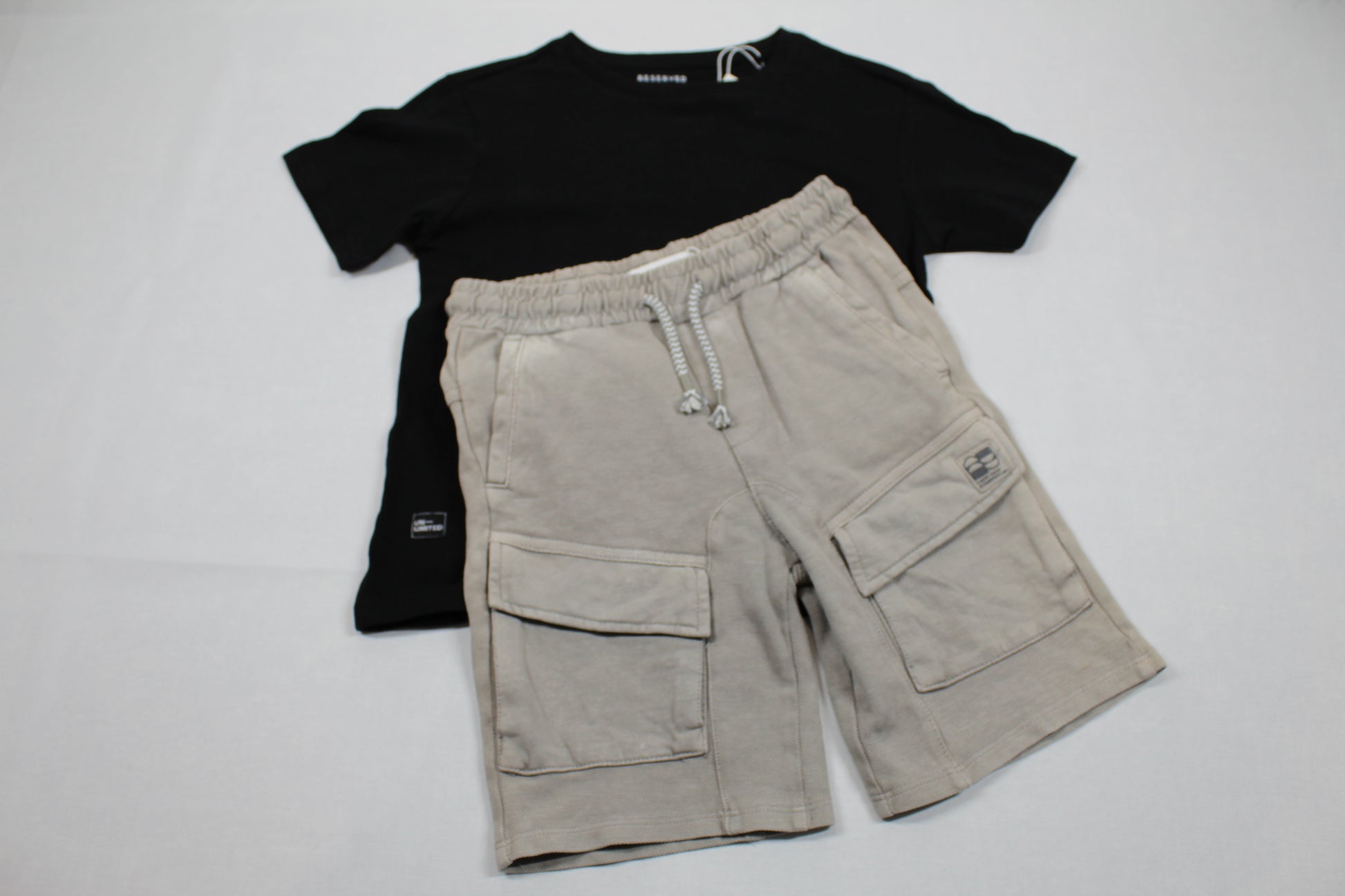 Set hellgraue Short schwarzes T-Shirt Jungs Sommerware A-Ware 110/116
