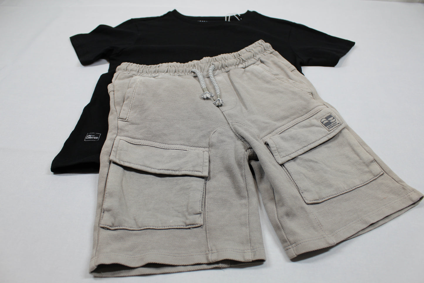 Set hellgraue Short schwarzes T-Shirt Jungs Sommerware A-Ware 110/116
