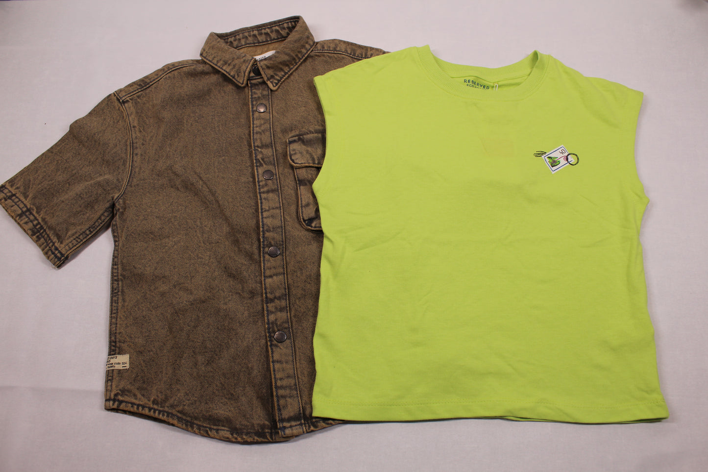 Set braunes Jeanshemd grünes t-Shirt A-Ware Jungs 122/128